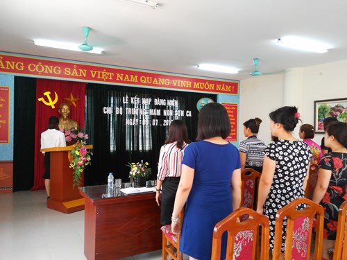Trường Mầm non Sơn Ca tổ chức kết nạp Đảng và trao quyết định cho 2 đồng chí  viên mới.